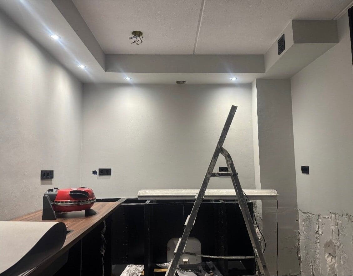 Lege ruimte voorbereid voor montage met ladder en stofzuiger